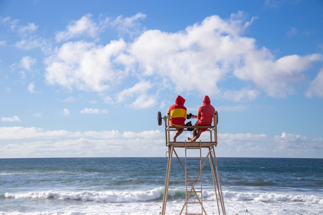 découvrez des conseils essentiels pour assurer votre sécurité à la plage et profiter pleinement de vos journées au bord de l'eau.