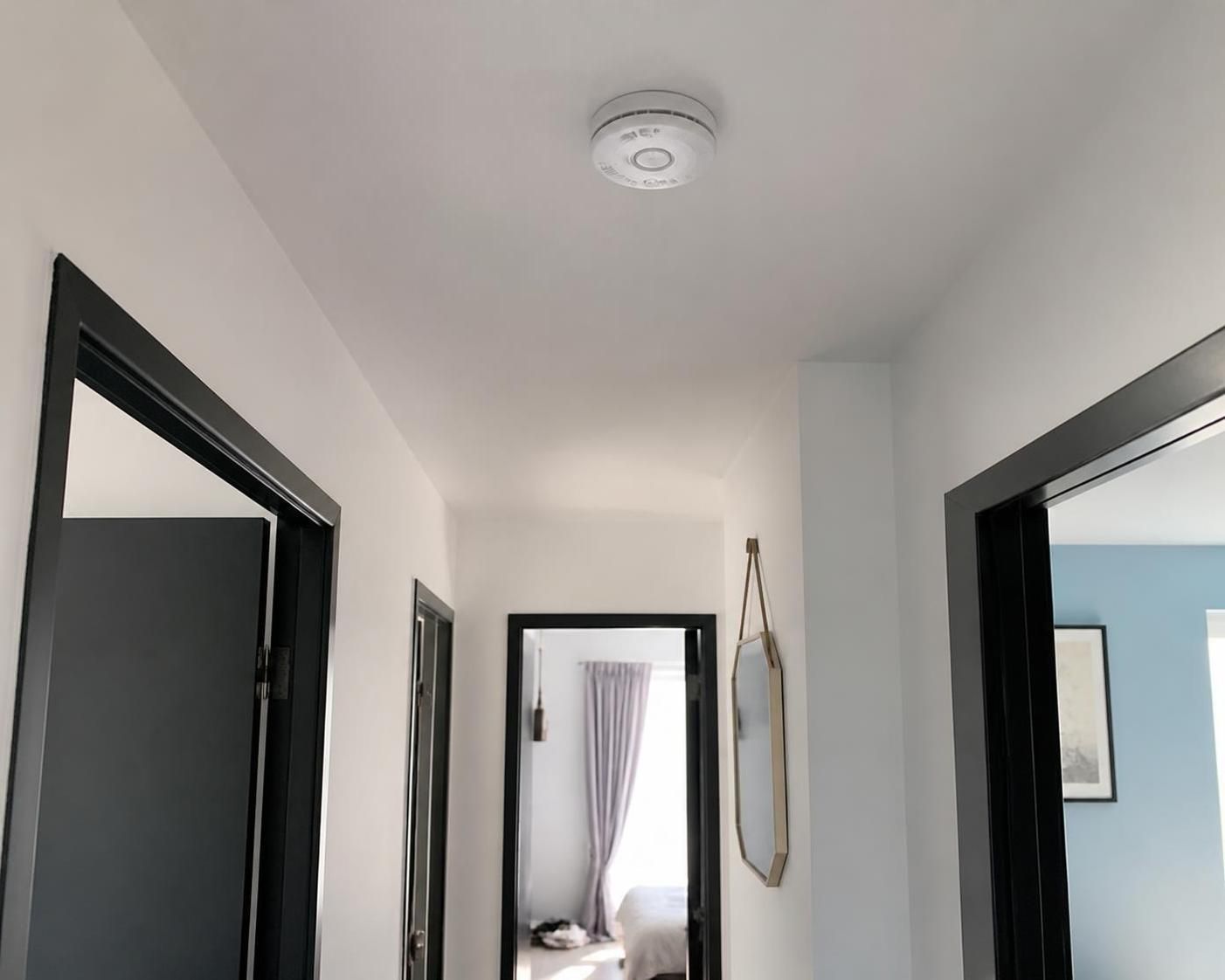 découvrez qui est responsable de l'installation et de l'entretien du détecteur de fumée, les obligations légales et conseils pratiques pour assurer votre sécurité.